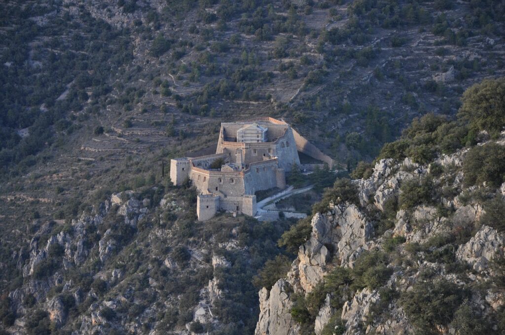 fort liberia, pyrénées, eastern pyrenees-786228.jpg